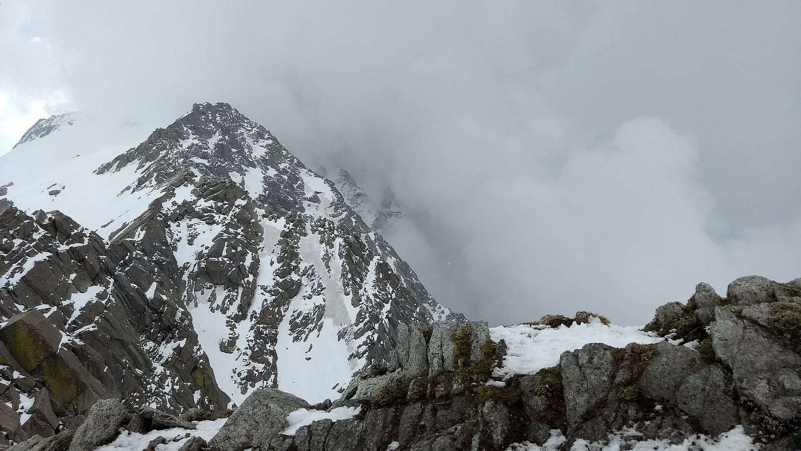 Indrahar Pass Trek in 4 Days — Over the Dhauladhar photo 3